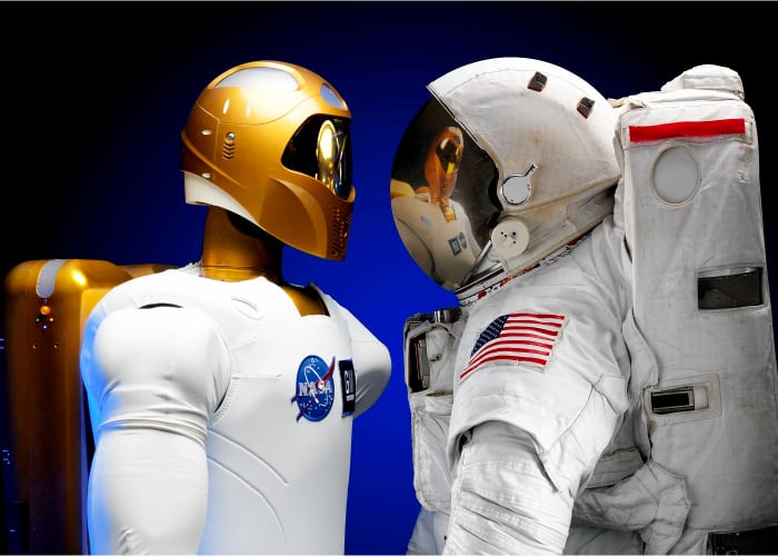 dos robots vestido con ropoa de astronauta